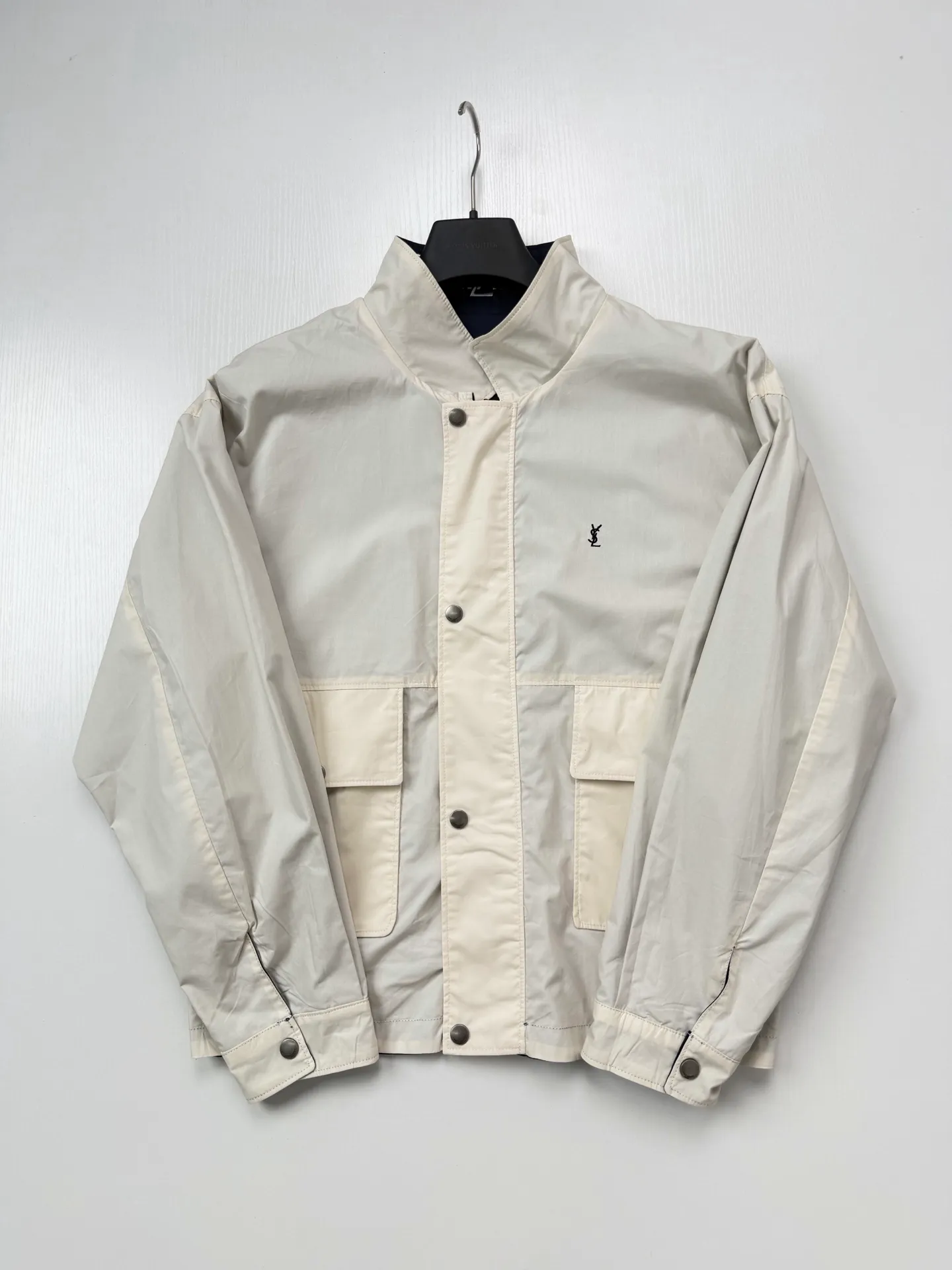 Saint Lauren*/ YSL ， 、 。 Navy Blue ： Red YSL ， SAINT LAURENT ， 、 ； ， 。 Cream White ： ，Black logo ， 。 ， 、 ； 、 、 。 Size：S/M/L/XL